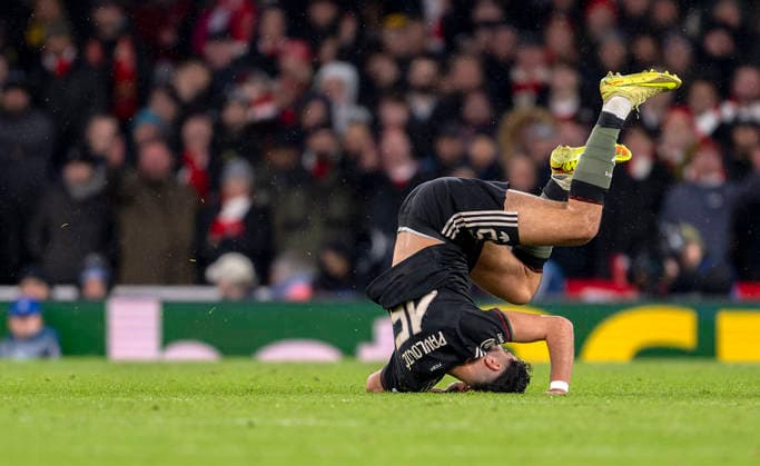 26 11 2025, Football UEFA Champions League 2025 2026 Preliminary Round 5 Matchday, FC Arsenal FC Bayern Munich, at Emirates Stadium London England , Aleksandar Pavlovic Bayern Munich on the ground,
