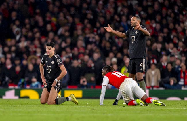 26 11 2025, Football UEFA Champions League 2025 2026 Preliminary Round 5 Matchday, FC Arsenal FC Bayern Munich, at Emirates Stadium London England , left Aleksandar Pavlovic Bayern Munich on the ground, right Jonathan Tah FC Bayern Munich