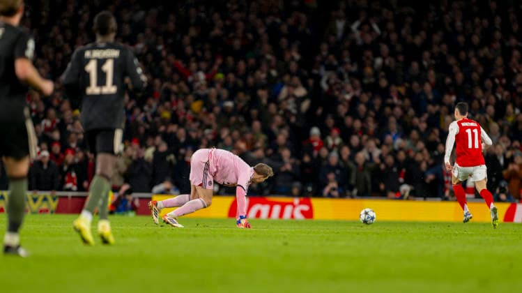 26 11 2025, Football UEFA Champions League 2025 2026 Preliminary Round 5 Matchday, FC Arsenal FC Bayern Munich, at Emirates Stadium London England , After a mistake by goalkeeper Manuel Neuer li, FC Bayern Munich pushes Gabriel Martinelli FC Arsenal to 3 1