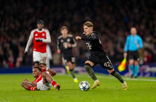 26 11 2025, Football UEFA Champions League 2025 2026 Preliminary Round 5 Matchday, FC Arsenal FC Bayern Munich, at the Emirates Stadium London England , re Lennart Karl FC Bayern Munich on the ball