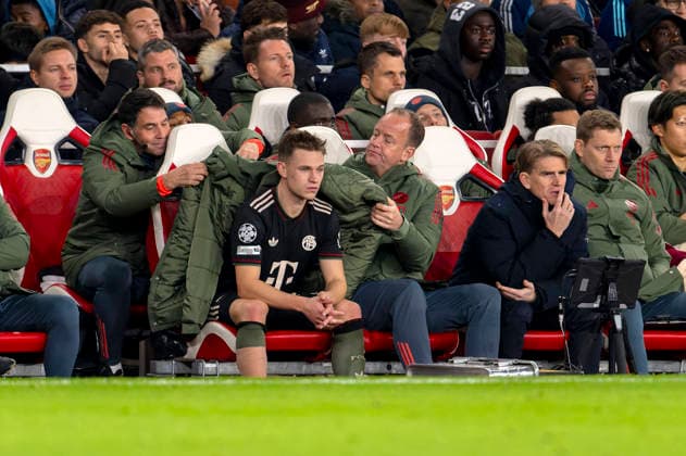 26 11 2025, Football UEFA Champions League 2025 2026 Preliminary Round 5 Matchday, FC Arsenal FC Bayern Munich, at Emirates Stadium London England , Joshua Kimmich FC Bayern Munich after his substitution with bandage on his left leg on the bench