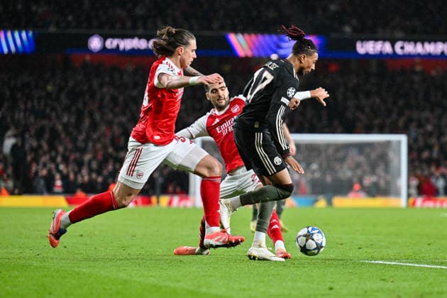 UEFA Champions League; Arsenal FC - FC Bayern München; 26.11.2025 LONDON, ENGLAND - 26. NOVEMBER: im Duell Riccardo CALAFIORI (Arsenal FC 33), Mikel MERINO (Arsenal FC 23) und Michael OLISE (FC Bayern Munich 17) beim Ligaspiel zwischen Arsenal London und dem FC Bayern München am 5. Spieltag der UEFA Champions League im Emirates Stadium am 26.11.2025 Copyright: xBEAUTIFULxSPORTS Goldbergx