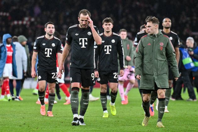 UEFA Champions League; Arsenal FC - FC Bayern München; 26.11.2025 LONDON, ENGLAND - 26. NOVEMBER: die Spieler der Bayern bedanken sich mit hängendem Kopf bei den mitgereisen Fans nach dem Ligaspiel zwischen Arsenal London und dem FC Bayern München am 5. Spieltag der UEFA Champions League im Emirates Stadium am 26.11.2025 Harry KANE (FC Bayern Munich 9) Joshua KIMMICH (FC Bayern Munich 6) Copyright: xBEAUTIFULxSPORTS Goldbergx