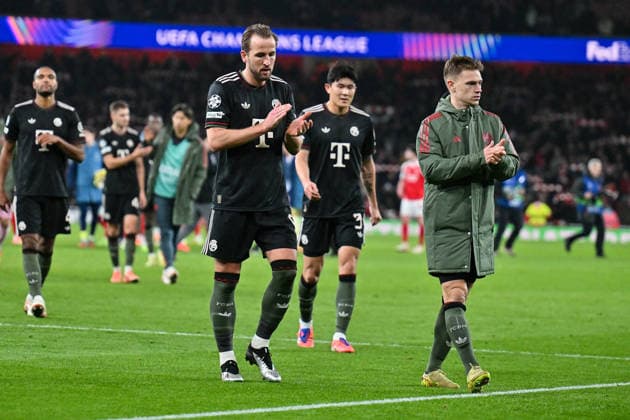 UEFA Champions League; Arsenal FC - FC Bayern München; 26.11.2025 LONDON, ENGLAND - 26. NOVEMBER: die Spieler der Bayern bedanken sich mit hängendem Kopf bei den mitgereisen Fans nach dem Ligaspiel zwischen Arsenal London und dem FC Bayern München am 5. Spieltag der UEFA Champions League im Emirates Stadium am 26.11.2025 Harry KANE (FC Bayern Munich 9) Joshua KIMMICH (FC Bayern Munich 6) Copyright: xBEAUTIFULxSPORTS Goldbergx