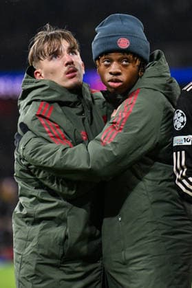 UEFA Champions League; Arsenal FC - FC Bayern München; 26.11.2025 LONDON, ENGLAND - 26. NOVEMBER: die Spieler der Bayern bedanken sich mit hängendem Kopf bei den mitgereisen Fans nach dem Ligaspiel zwischen Arsenal London und dem FC Bayern München am 5. Spieltag der UEFA Champions League im Emirates Stadium am 26.11.2025 Lennart KARL (FC Bayern Munich 42) und Wisdom MIKE (FC Bayern Munich 36) Copyright: xBEAUTIFULxSPORTS Goldbergx