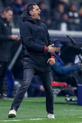 26 11 2025, Football, UEFA Champions League, Eintracht Frankfurt Atalanta Bergamo, Deutsche Bank Park Frankfurt am Main , Matchday 5, Season 2025 2026 Head coach Dino Toppmöller Eintracht Frankfurt hc gesticulating on the sidelines Regulations prohibit any use of photographs as image sequences and or quasi video Hessen Germany