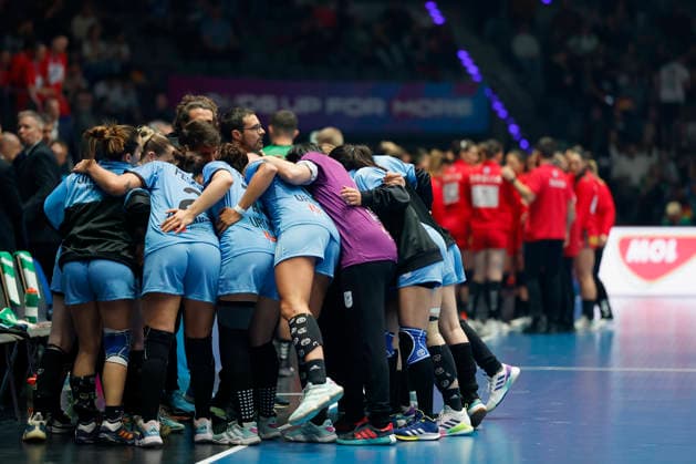 l r Team huddle before the game 26 11 2025, 27TH IHF Womens Handball World Championship 2025, Serbia Uruguay, GER, Stuttgart, Porsche Arena Copyright: HMBxMedia xHeikoxBecker