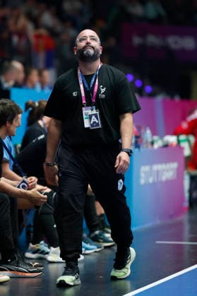 l r Trainer Coach, Ignacio Ezequiel Cabrera Quercini Uruguay , 26 11 2025, 27TH IHF Womens Handball World Championship 2025, Serbia Uruguay, GER, Stuttgart, Porsche Arena Copyright: HMBxMedia xHeikoxBecker
