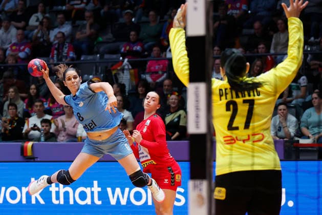 l r Camila Bianco Castiella Uruguay, 8 and Goalkeeper Gordana Petkovic Serbia, 27 26 11 2025, 27TH IHF Womens Handball World Championship 2025, Serbia Uruguay, GER, Stuttgart, Porsche Arena Copyright: HMBxMedia xHeikoxBecker