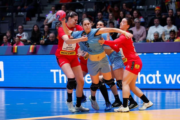 l r Emilija Lazic Serbia, 5 , Camila Bianco Castiella Uruguay, 8 and Dunja Radevic Serbia, 34 , 26 11 2025, 27TH IHF Womens Handball World Championship 2025, Serbia Uruguay, GER, Stuttgart, Porsche Arena Copyright: HMBxMedia xHeikoxBecker