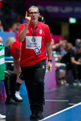 l r Coach Coach, Jose Ignacio Prades Pons Serbia 26 11 2025, 27TH IHF Womens Handball World Championship 2025, Serbia Uruguay, GER, Stuttgart, Porsche Arena Copyright: HMBxMedia xHeikoxBecker