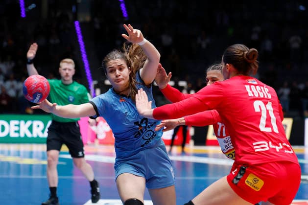 l r Magdalena Guichon Montano Uruguay, 19 , Aleksandra Vukajlovic Serbia, 77 and Tamara Kocic Serbia, 21 , 26 11 2025, 27TH IHF Womens Handball World Championship 2025, Serbia Uruguay, GER, Stuttgart, Porsche Arena Copyright: HMBxMedia xHeikoxBecker