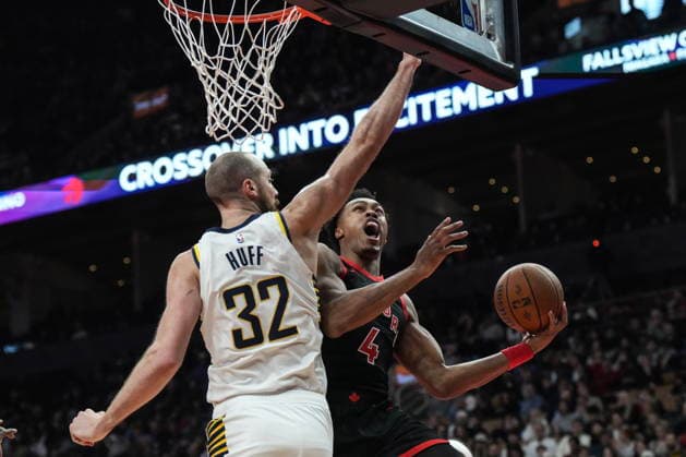 November 26, 2025, Toronto, On, CAN: Toronto Raptors forward Scottie Barnes (4) goes to the net on Indiana Pacers centre Jay Huff (32) during first half NBA, Basketball Herren, USA Cup basketball action in Toronto on Wednesday, November 26, 2025. Scottie Barnes; Jay Huff  - ZUMAc35_ 20251126_zaf_c35_159 Copyright: xChrisxYoungx