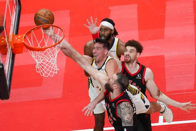 Indiana Pacers vs Toronto Raptors TORONTO, CANADA - NOVEMBER 26 : T.J. McConnell (9) of Indiana Pacers in action against Sandro Mamukelashvili (54) of Toronto Raptors during the 2025 Emirates NBA, Basketball Herren, USA Cup basketball game between Indiana Pacers and Toronto Raptors at the Scotiabank Arena on November 26, 2025 in Toronto, Ontario, Canada. Mert Alper Dervis Anadolu Ontario Canada. Editorial use only. Please get in touch for any other usage.  Copyright: x2025xAnadoluxMertxAlperxDervisx
