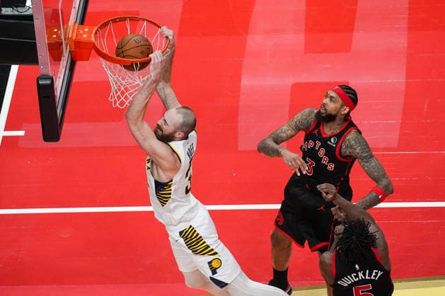 Indiana Pacers vs Toronto Raptors TORONTO, CANADA - NOVEMBER 26 : Jay Huff (32) of Indiana Pacers dunks the ball during the 2025 Emirates NBA, Basketball Herren, USA Cup basketball game between Indiana Pacers and Toronto Raptors at the Scotiabank Arena on November 26, 2025 in Toronto, Ontario, Canada. Mert Alper Dervis Anadolu Ontario Canada. Editorial use only. Please get in touch for any other usage.  Copyright: x2025xAnadoluxMertxAlperxDervisx