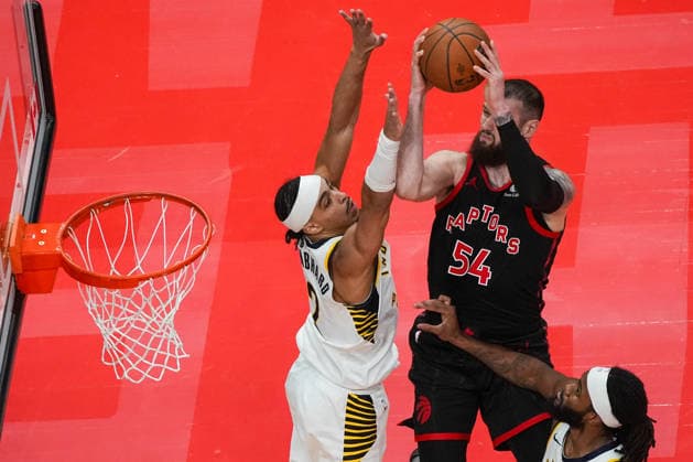 Indiana Pacers vs Toronto Raptors TORONTO, CANADA - NOVEMBER 26 : Sandro Mamukelashvili (54) of Toronto Raptors in action against Andrew Nembhard (2) of Indiana Pacers during the 2025 Emirates NBA, Basketball Herren, USA Cup basketball game between Indiana Pacers and Toronto Raptors at the Scotiabank Arena on November 26, 2025 in Toronto, Ontario, Canada. Mert Alper Dervis Anadolu Ontario Canada. Editorial use only. Please get in touch for any other usage.  Copyright: x2025xAnadoluxMertxAlperxDervisx