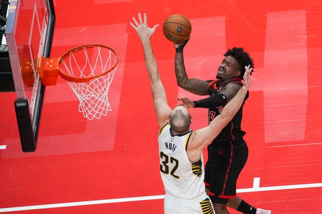 Indiana Pacers vs Toronto Raptors TORONTO, CANADA - NOVEMBER 26 : Jamal Shead (23) of Toronto Raptors in action against Jay Huff (32) of Indiana Pacers during the 2025 Emirates NBA, Basketball Herren, USA Cup basketball game between Indiana Pacers and Toronto Raptors at the Scotiabank Arena on November 26, 2025 in Toronto, Ontario, Canada. Mert Alper Dervis Anadolu Ontario Canada. Editorial use only. Please get in touch for any other usage.  Copyright: x2025xAnadoluxMertxAlperxDervisx