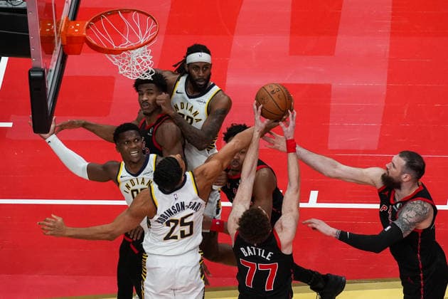 Indiana Pacers vs Toronto Raptors TORONTO, CANADA - NOVEMBER 26 : Jeremiah Robinson-Earl (25) of Indiana Pacers in action against Jamison Battle (77) of Toronto Raptors during the 2025 Emirates NBA, Basketball Herren, USA Cup basketball game between Indiana Pacers and Toronto Raptors at the Scotiabank Arena on November 26, 2025 in Toronto, Ontario, Canada. Mert Alper Dervis Anadolu Ontario Canada. Editorial use only. Please get in touch for any other usage.  Copyright: x2025xAnadoluxMertxAlperxDervisx