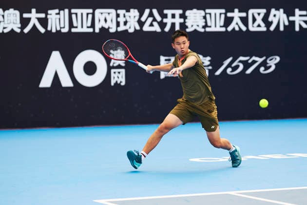 CHENGDU, CHINA - NOVEMBER 26: Mo Yecong of China competes in the Men s Singles first round match against Mikhail Kukushkin of Kazakhstan on day 3 of 2026 Australian Open Asia-Pacific Wildcard Playoffs at the Sichuan International Tennis Centre on November 26, 2025 in Chengdu, Sichuan Province of China.  Copyright: xVCGx 111606115720