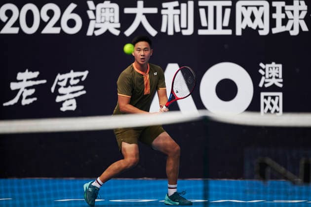 CHENGDU, CHINA - NOVEMBER 26: Mo Yecong of China competes in the Men s Singles first round match against Mikhail Kukushkin of Kazakhstan on day 3 of 2026 Australian Open Asia-Pacific Wildcard Playoffs at the Sichuan International Tennis Centre on November 26, 2025 in Chengdu, Sichuan Province of China.  Copyright: xVCGx 111606115725