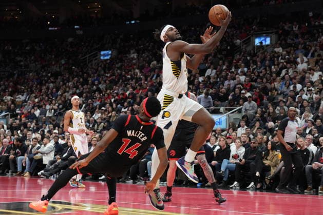 November 26, 2025, Toronto, On, CAN: Indiana Pacers forward Jarace Walker (5) drives to the net on Toronto Raptors guard Ja Kobe Walter (14) during second half NBA, Basketball Herren, USA Cup basketball action in Toronto on Wednesday, November 26, 2025. Jarace Walker; Ja Kobe Walter (14)  - ZUMAc35_ 20251126_zaf_c35_188 Copyright: xChrisxYoungx