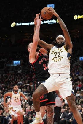 November 26, 2025, Toronto, On, CAN: Indiana Pacers forward Isaiah Jackson (22) claims the ball from Toronto Raptors forward Sandro Mamukelashvili (54) during second half NBA, Basketball Herren, USA Cup basketball action in Toronto on Wednesday, November 26, 2025. Isaiah Jackson; Sandro Mamukelashvili  - ZUMAc35_ 20251126_zaf_c35_192 Copyright: xChrisxYoungx