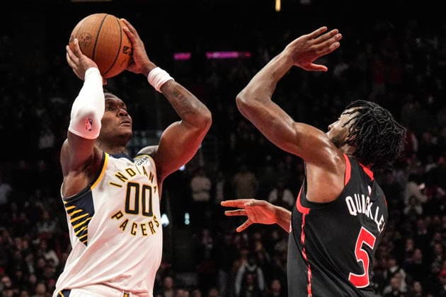November 26, 2025, Toronto, On, CAN: Indiana Pacers guard Bennedict Mathurin (00) shoots over Toronto Raptors guard Immanuel Quickley (5) in the final moments of second half NBA, Basketball Herren, USA Cup basketball action in Toronto on Wednesday, November 26, 2025. Bennedict Mathurin; Immanuel Quickley  - ZUMAc35_ 20251126_zaf_c35_202 Copyright: xChrisxYoungx