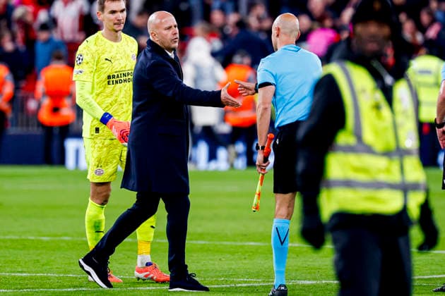 UEFA Champions League 2025 26 League Phase MD5 - Liverpool FC vs PSV Eindhoven, United Kingdom head coach Arne Slot of Liverpool FC shake hands with assistant referee Diego Sanchez Rojo after the final whistle during the UEFA Champions League 2025 26 League Phase MD5 match between Liverpool FC and PSV Eindhoven at the Anfield in Liverpool, United Kingdom, November 26, 2025. Liverpool United Kingdom  Copyright: xMatrixxImagesx xMarcelxterxBalsx