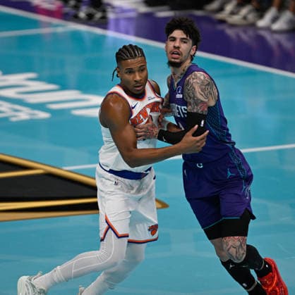 New York Knicks v Charlotte Hornets CHARLOTTE, USA - NOVEMBER 26: New York Knicks Jalen Brunson in close contact with LaMelo Ball Charlotte Hornets during NBA, Basketball Herren, USA game between New York Knicks and Charlotte Hornets in Charlotte NC, United States on November 26, 2025 Peter Zay Anadolu Charlotte United States. Editorial use only. Please get in touch for any other usage.  Copyright: x2025xAnadoluxPeterxZayx