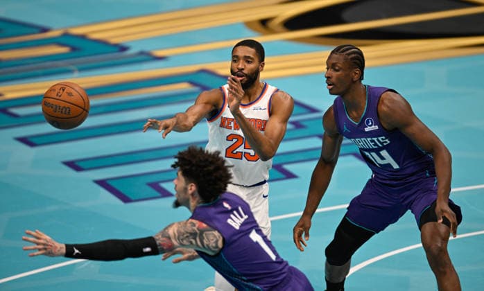 New York Knicks v Charlotte Hornets CHARLOTTE, USA - NOVEMBER 26: New York Knicks Mikal Bridges passes the ball during NBA, Basketball Herren, USA game between New York Knicks and Charlotte Hornets in Charlotte NC, United States on November 26, 2025 Peter Zay Anadolu Charlotte United States. Editorial use only. Please get in touch for any other usage.  Copyright: x2025xAnadoluxPeterxZayx