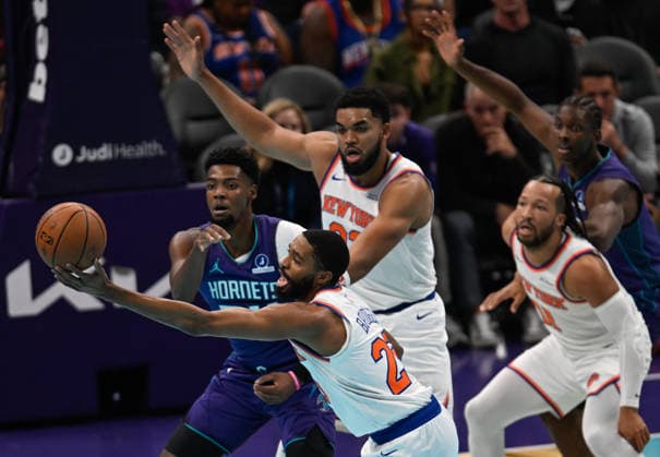 New York Knicks v Charlotte Hornets CHARLOTTE, USA - NOVEMBER 26: New York Knicks Mikal Bridges catches the ball during NBA, Basketball Herren, USA game between New York Knicks and Charlotte Hornets in Charlotte NC, United States on November 26, 2025 Peter Zay Anadolu Charlotte United States. Editorial use only. Please get in touch for any other usage.  Copyright: x2025xAnadoluxPeterxZayx