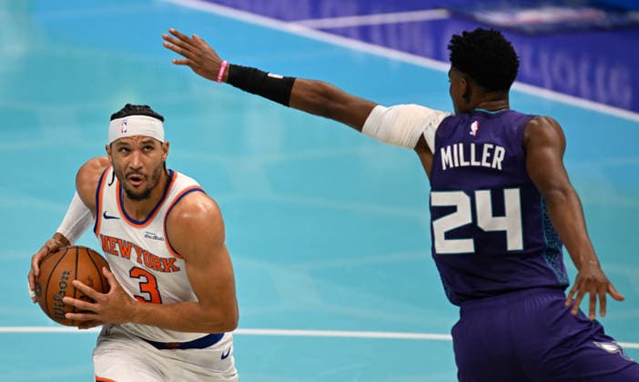 New York Knicks v Charlotte Hornets CHARLOTTE, USA - NOVEMBER 26: New York Knicks Josh Hart vs Charlotte Hornets Brandon Miller during NBA, Basketball Herren, USA game between New York Knicks and Charlotte Hornets in Charlotte NC, United States on November 26, 2025 Peter Zay Anadolu Charlotte United States. Editorial use only. Please get in touch for any other usage.  Copyright: x2025xAnadoluxPeterxZayx