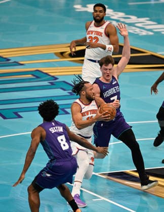 New York Knicks v Charlotte Hornets CHARLOTTE, USA - NOVEMBER 26: New York Knicks Jalen Brunson with the ball against players of the Charlotte Hornets during NBA, Basketball Herren, USA game between New York Knicks and Charlotte Hornets in Charlotte NC, United States on November 26, 2025 Peter Zay Anadolu Charlotte United States. Editorial use only. Please get in touch for any other usage.  Copyright: x2025xAnadoluxPeterxZayx