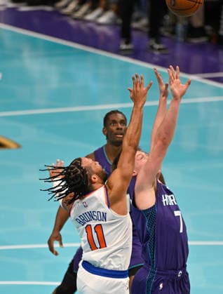New York Knicks v Charlotte Hornets CHARLOTTE, USA - NOVEMBER 26: New York Knicks Jalen Brunson jumps with Charlotte Hornets Kon Knueppel during NBA, Basketball Herren, USA game between New York Knicks and Charlotte Hornets in Charlotte NC, United States on November 26, 2025 Peter Zay Anadolu Charlotte United States. Editorial use only. Please get in touch for any other usage.  Copyright: x2025xAnadoluxPeterxZayx