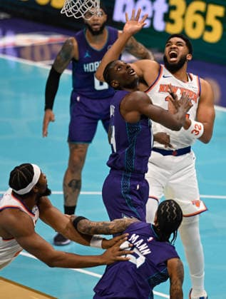 New York Knicks v Charlotte Hornets CHARLOTTE, USA - NOVEMBER 26: New York Knicks Karl-Anthony Towns fights with Charlotte Hornets Moussa Diabate during NBA, Basketball Herren, USA game between New York Knicks and Charlotte Hornets in Charlotte NC, United States on November 26, 2025 Peter Zay Anadolu Charlotte United States. Editorial use only. Please get in touch for any other usage.  Copyright: x2025xAnadoluxPeterxZayx
