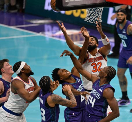New York Knicks v Charlotte Hornets CHARLOTTE, USA - NOVEMBER 26: New York Knicks Karl-Anthony Towns fights with Charlotte Hornets players during NBA, Basketball Herren, USA game between New York Knicks and Charlotte Hornets in Charlotte NC, United States on November 26, 2025 Peter Zay Anadolu Charlotte United States. Editorial use only. Please get in touch for any other usage.  Copyright: x2025xAnadoluxPeterxZayx