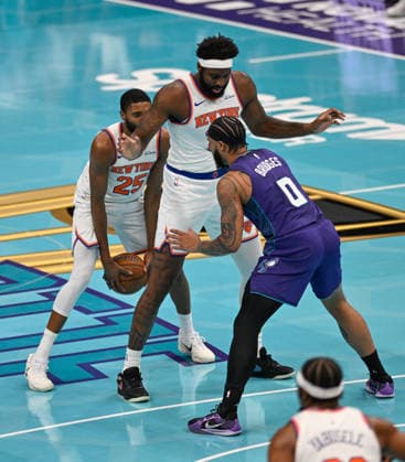 New York Knicks v Charlotte Hornets CHARLOTTE, USA - NOVEMBER 26: New York Knicks Mikal Bridges with the ball as Mitchell Robinson blocks Charlotte Hornets Miles Bridges during NBA, Basketball Herren, USA game between New York Knicks and Charlotte Hornets in Charlotte NC, United States on November 26, 2025 Peter Zay Anadolu Charlotte United States. Editorial use only. Please get in touch for any other usage.  Copyright: x2025xAnadoluxPeterxZayx