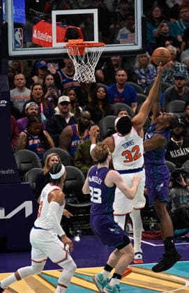 New York Knicks v Charlotte Hornets CHARLOTTE, USA - NOVEMBER 26: New York Knicks Karl-Anthony Towns jumps to block during the game with the Charlotte Hornets during NBA, Basketball Herren, USA game between New York Knicks and Charlotte Hornets in Charlotte NC, United States on November 26, 2025 Peter Zay Anadolu Charlotte United States. Editorial use only. Please get in touch for any other usage.  Copyright: x2025xAnadoluxPeterxZayx
