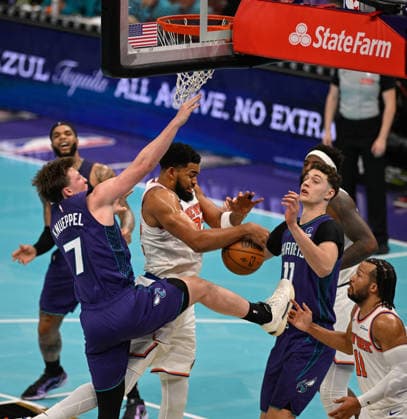 New York Knicks v Charlotte Hornets CHARLOTTE, USA - NOVEMBER 26: New York Knicks Karl-Anthony Towns and Charlotte Hornets players compete during NBA, Basketball Herren, USA game between New York Knicks and Charlotte Hornets in Charlotte NC, United States on November 26, 2025. Peter Zay Anadolu Charlotte United States. Editorial use only. Please get in touch for any other usage.  Copyright: x2025xAnadoluxPeterxZayx