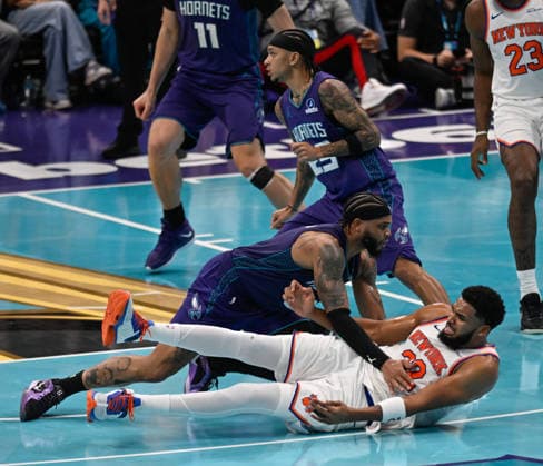 New York Knicks v Charlotte Hornets CHARLOTTE, USA - NOVEMBER 26: New York Knicks Karl-Anthony Towns on the floor during NBA, Basketball Herren, USA game between New York Knicks and Charlotte Hornets in Charlotte NC, United States on November 26, 2025. Peter Zay Anadolu Charlotte United States. Editorial use only. Please get in touch for any other usage.  Copyright: x2025xAnadoluxPeterxZayx