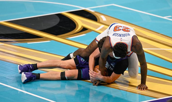 New York Knicks v Charlotte Hornets CHARLOTTE, USA - NOVEMBER 26: New York Knicks Mitchell Robinson and Charlotte Hornets Ryan Kalkbrenner compete during NBA, Basketball Herren, USA game between New York Knicks and Charlotte Hornets in Charlotte NC, United States on November 26, 2025. Peter Zay Anadolu Charlotte United States. Editorial use only. Please get in touch for any other usage.  Copyright: x2025xAnadoluxPeterxZayx