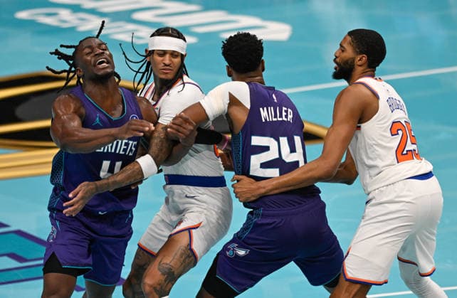 New York Knicks v Charlotte Hornets CHARLOTTE, USA - NOVEMBER 26: Charlotte Hornets player Brandon Miller closely guarded dduring NBA, Basketball Herren, USA game between New York Knicks and Charlotte Hornets in Charlotte NC, United States on November 26, 2025. Peter Zay Anadolu Charlotte United States. Editorial use only. Please get in touch for any other usage.  Copyright: x2025xAnadoluxPeterxZayx