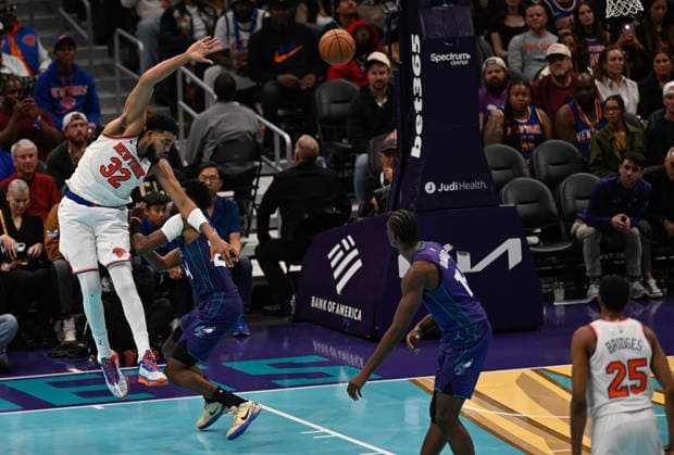 New York Knicks v Charlotte Hornets CHARLOTTE, USA - NOVEMBER 26: New York Knicks Karl-Anthony Towns jumps during NBA, Basketball Herren, USA game between New York Knicks and Charlotte Hornets in Charlotte NC, United States on November 26, 2025. Peter Zay Anadolu Charlotte United States. Editorial use only. Please get in touch for any other usage.  Copyright: x2025xAnadoluxPeterxZayx