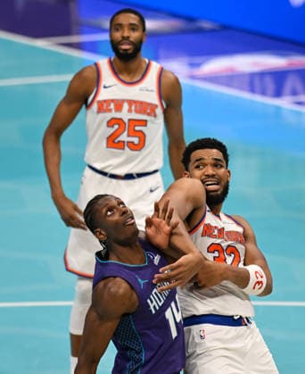 New York Knicks v Charlotte Hornets CHARLOTTE, USA - NOVEMBER 26: New York Knicks Josh Hart fighting Charlotte Hornets player Moussa Diabate during NBA, Basketball Herren, USA game between New York Knicks and Charlotte Hornets in Charlotte NC, United States on November 26, 2025. Peter Zay Anadolu Charlotte United States. Editorial use only. Please get in touch for any other usage.  Copyright: x2025xAnadoluxPeterxZayx
