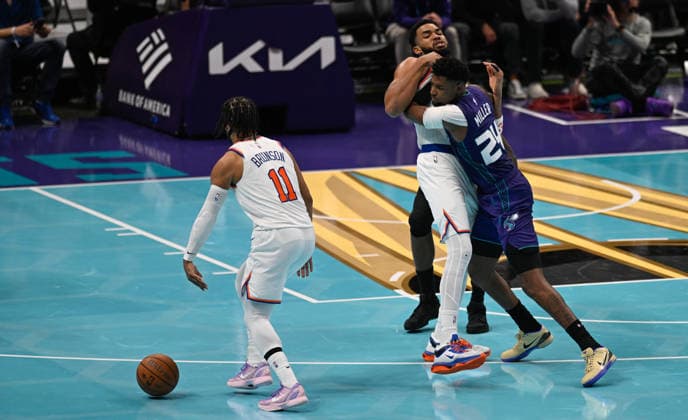 New York Knicks v Charlotte Hornets CHARLOTTE, USA - NOVEMBER 26: New York Knicks Karl-Anthony Towns tackled by Charlotte Hornets player Brandon Miller in Charlotte NC, United States on November 26, 2025. Peter Zay Anadolu Charlotte United States. Editorial use only. Please get in touch for any other usage.  Copyright: x2025xAnadoluxPeterxZayx