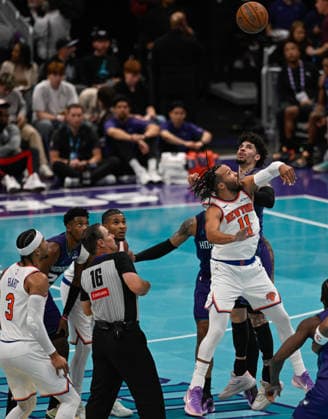 New York Knicks v Charlotte Hornets CHARLOTTE, USA - NOVEMBER 26: New York Knicks Jalen Brunson jumps for the ball during the game against the Charlotte Hornets in Charlotte NC, United States on November 26, 2025 Peter Zay Anadolu Charlotte United States. Editorial use only. Please get in touch for any other usage.  Copyright: x2025xAnadoluxPeterxZayx