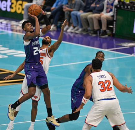 New York Knicks v Charlotte Hornets CHARLOTTE, USA - NOVEMBER 26: Charlotte Hornets Brandon Miller attempts to score during the game against the New York Knicks in Charlotte NC, United States on November 26, 2025. Peter Zay Anadolu Charlotte United States. Editorial use only. Please get in touch for any other usage.  Copyright: x2025xAnadoluxPeterxZayx