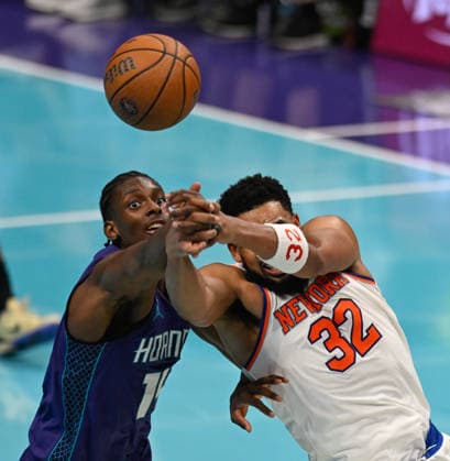 New York Knicks v Charlotte Hornets CHARLOTTE, USA - NOVEMBER 26: New York Knicks Karl-Anthony Towns vs Charlotte Hornets player Moussa Diabate during NBA, Basketball Herren, USA game between New York Knicks and Charlotte Hornets in Charlotte NC, United States on November 26, 2025. Peter Zay Anadolu Charlotte United States. Editorial use only. Please get in touch for any other usage.  Copyright: x2025xAnadoluxPeterxZayx