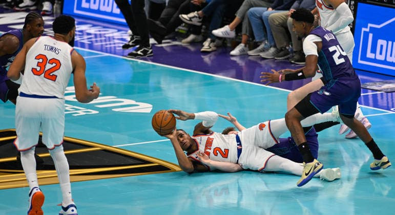 New York Knicks v Charlotte Hornets CHARLOTTE, USA - NOVEMBER 26: New York Knicks Miles McBride is seen on the floor during NBA, Basketball Herren, USA game between New York Knicks and Charlotte Hornets in Charlotte NC, United States on November 26, 2025. Peter Zay Anadolu Charlotte United States. Editorial use only. Please get in touch for any other usage.  Copyright: x2025xAnadoluxPeterxZayx