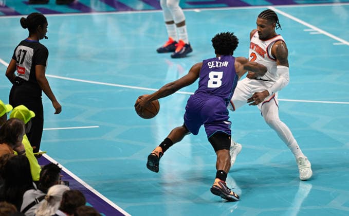 New York Knicks v Charlotte Hornets CHARLOTTE, USA - NOVEMBER 26: New York Knicks Miles McBride vs Charlotte Hornets Collin Sexton during NBA, Basketball Herren, USA game between New York Knicks and Charlotte Hornets in Charlotte NC, United States on November 26, 2025. Peter Zay Anadolu Charlotte United States. Editorial use only. Please get in touch for any other usage.  Copyright: x2025xAnadoluxPeterxZayx